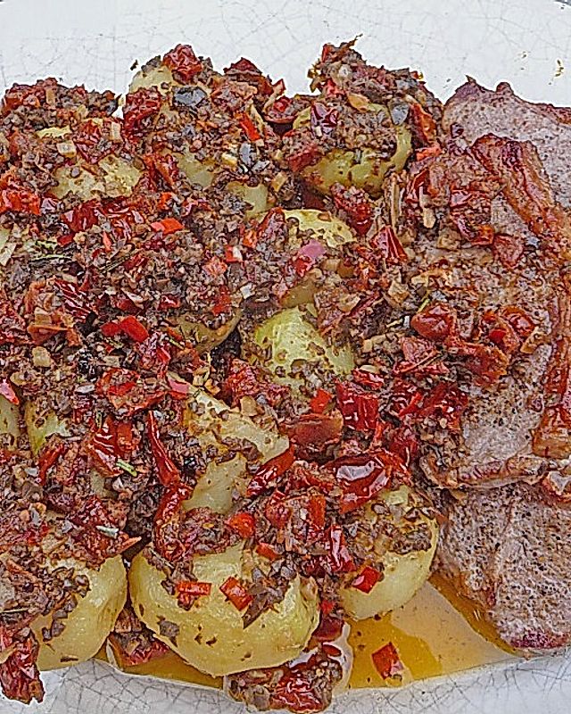 Kartoffeln mit Tapenade und Lammkoteletts