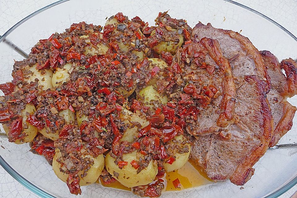 Kartoffeln mit Tapenade und Lammkoteletts