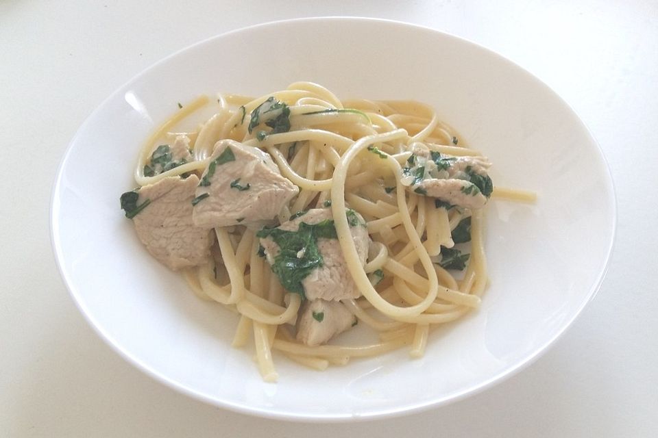 Sahnige Tagliatelle mit Rucola und  Putenbruststreifen