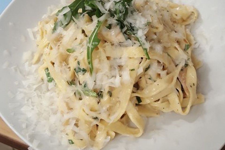 Sahnige Tagliatelle mit Rucola und  Putenbruststreifen