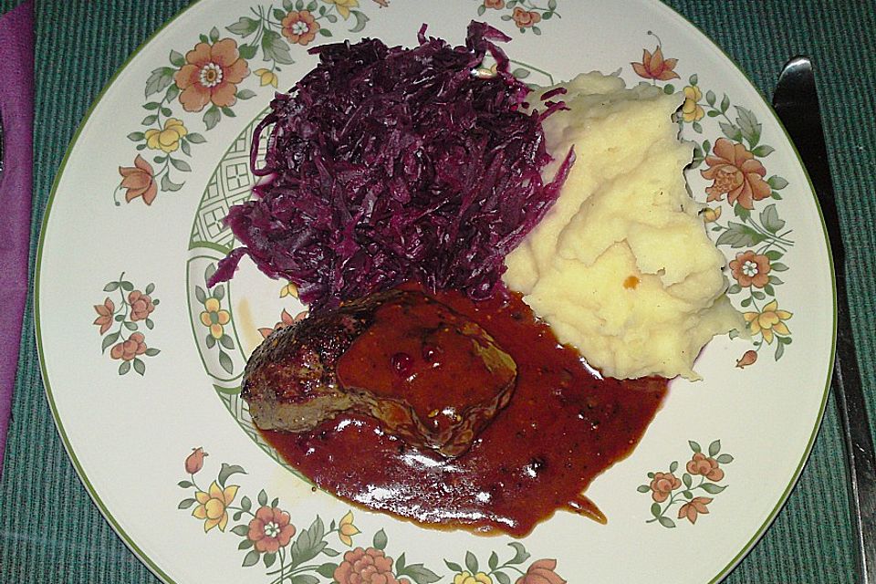 Hirschmedaillons in pfiffiger Preiselbeer - Rahmsauce