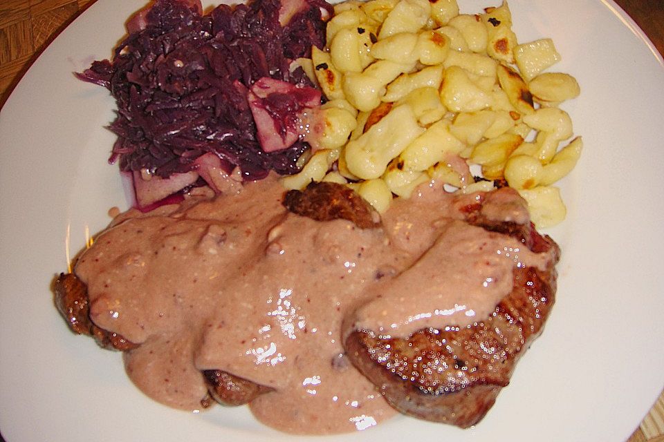 Hirschmedaillons in pfiffiger Preiselbeer - Rahmsauce