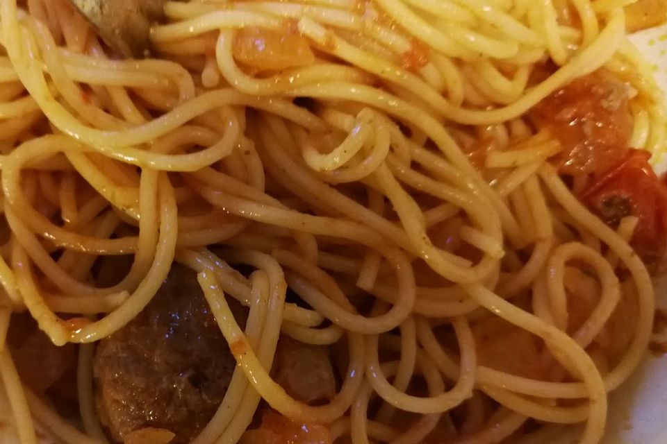 Spaghetti mit Tomatensoße und Fleischbällchen