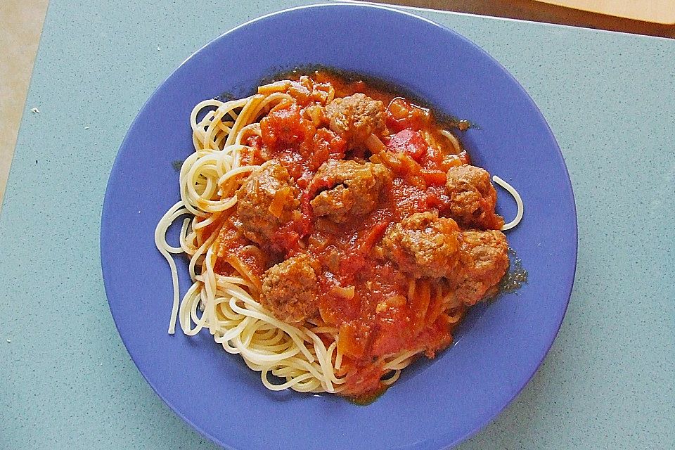 Spaghetti mit Tomatensoße und Fleischbällchen