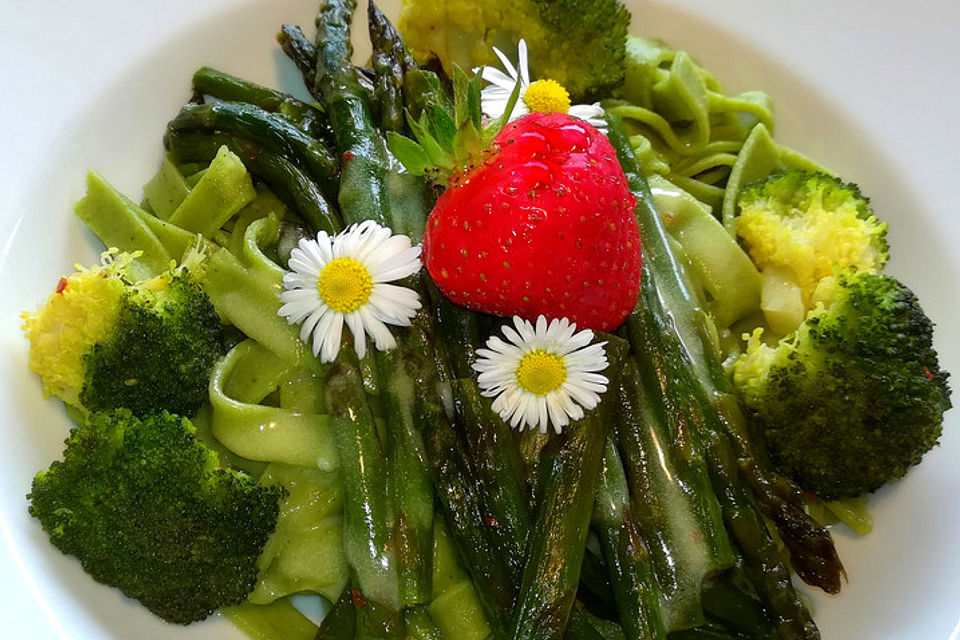 Grüne Bandnudeln mit gebratenem Spargel