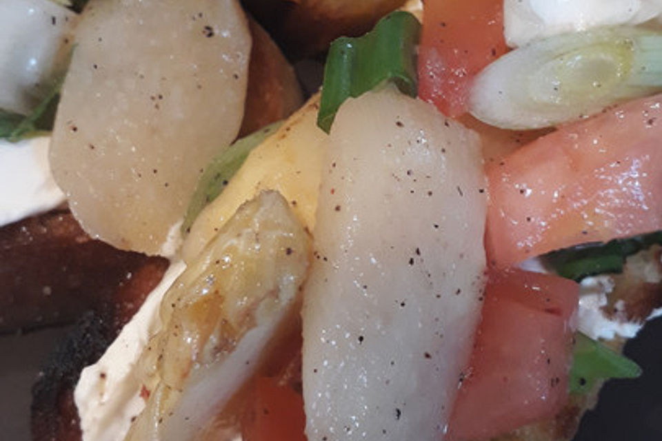 Bruschetta mit Orangenfrischkäse und weißem Spargel