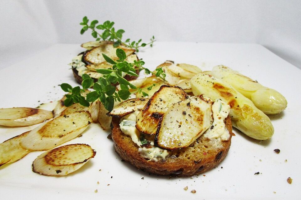 Bruschetta mit Orangenfrischkäse und weißem Spargel