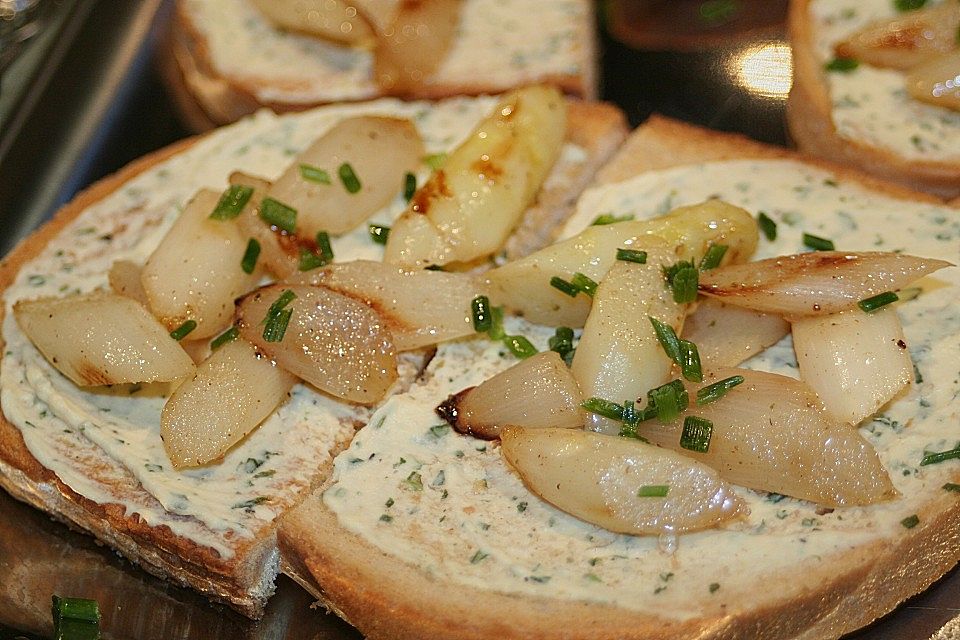 Bruschetta mit Orangenfrischkäse und weißem Spargel