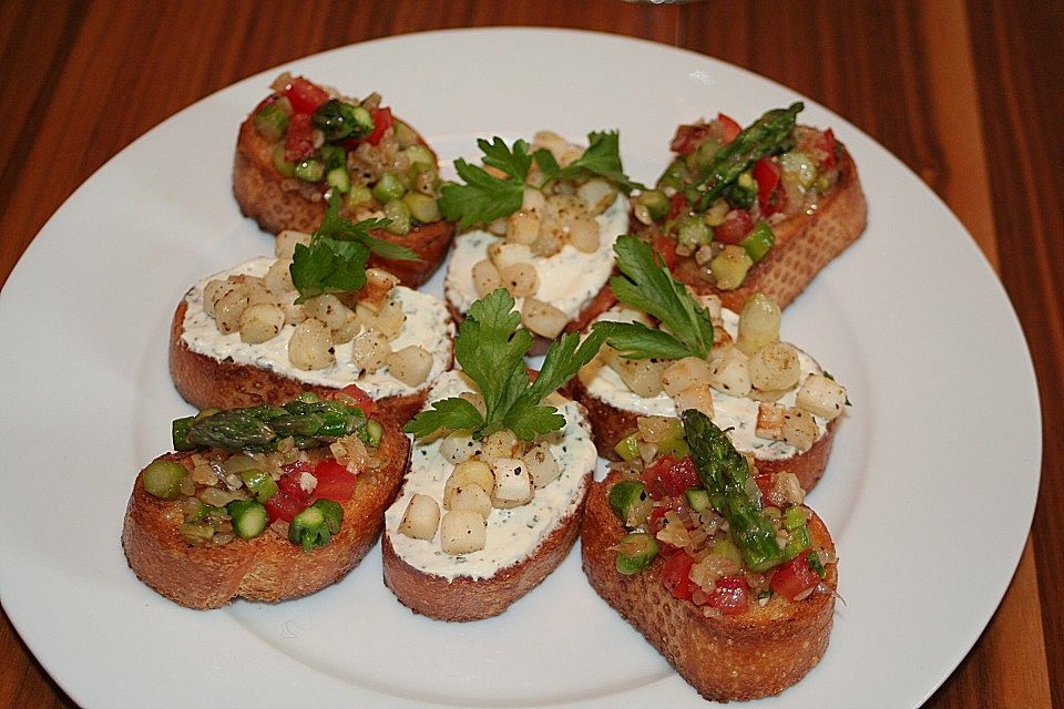 Bruschetta mit Orangenfrischkäse und weißem Spargel