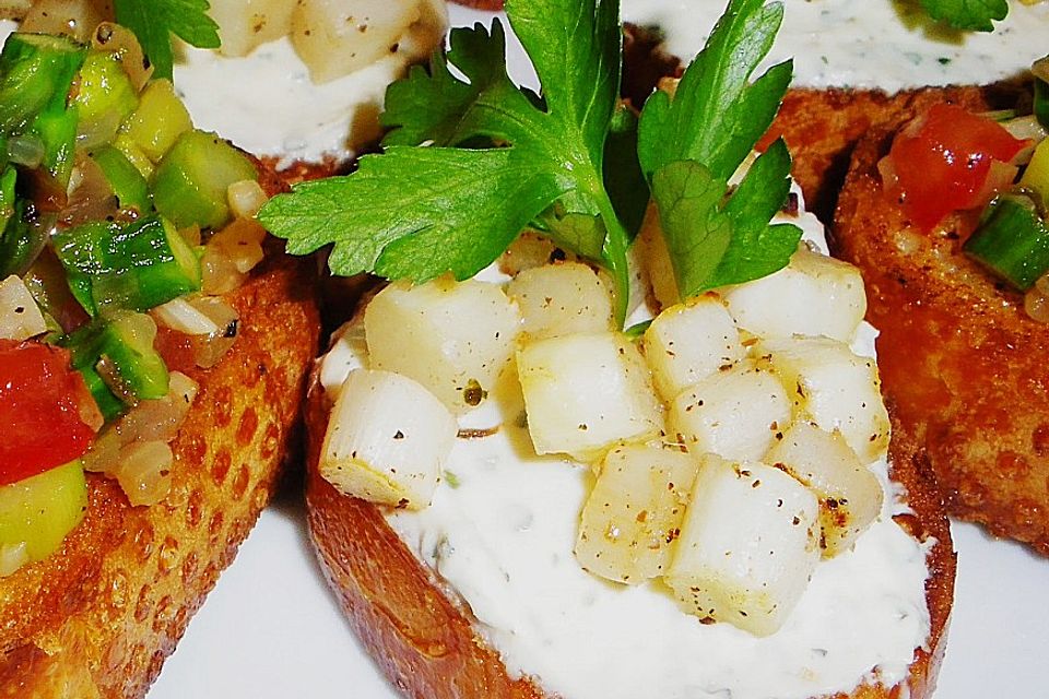 Bruschetta mit Orangenfrischkäse und weißem Spargel