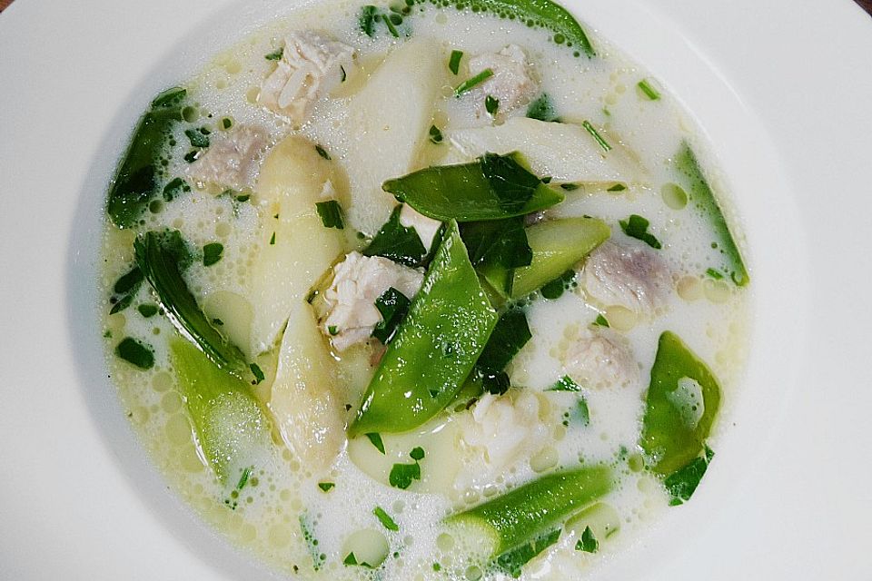 Hühnersuppe mit Spargel, Zuckerschoten und Reis