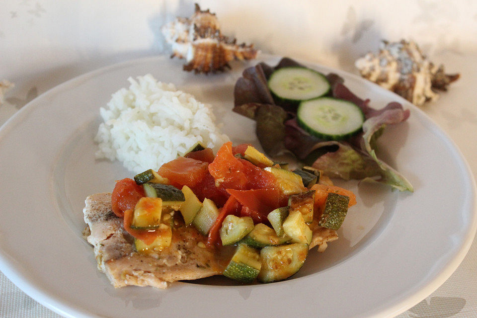 Lachsschnitzel auf Zucchini und Tomaten