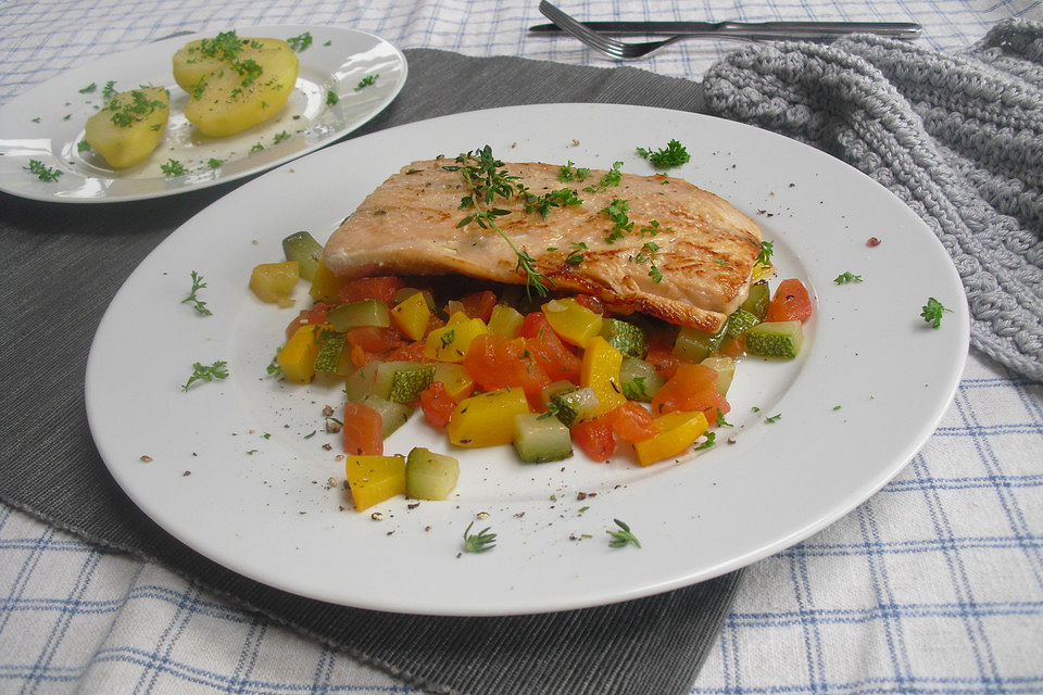 Lachsschnitzel auf Zucchini und Tomaten