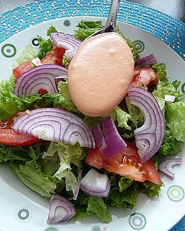 Salatdressing mit Frischkäse und Tomatenmark
