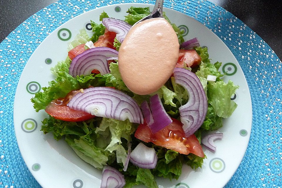 Salatdressing mit Frischkäse und Tomatenmark