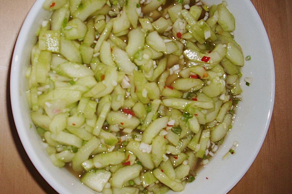 Asiatischer Gurkensalat