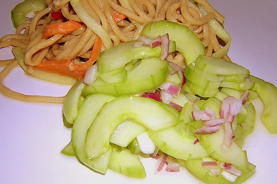 Asiatischer Gurkensalat