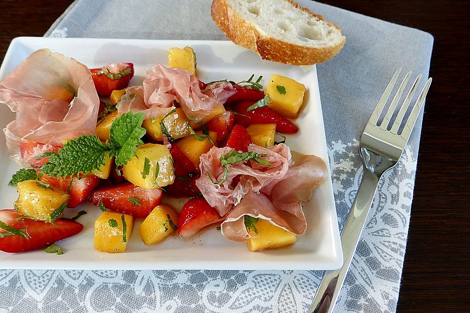 Erdbeer - Mango - Salat mit Schinken