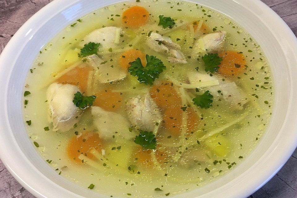 Hühnersuppe mit Karotten, Kartoffeln und Nudeln