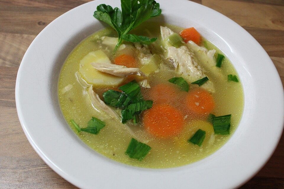 Hühnersuppe mit Karotten, Kartoffeln und Nudeln