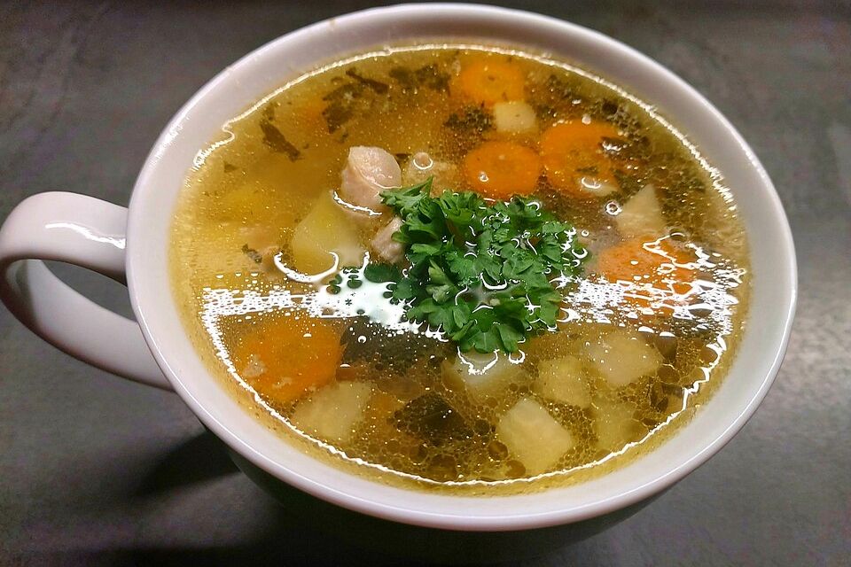 Hühnersuppe mit Karotten, Kartoffeln und Nudeln