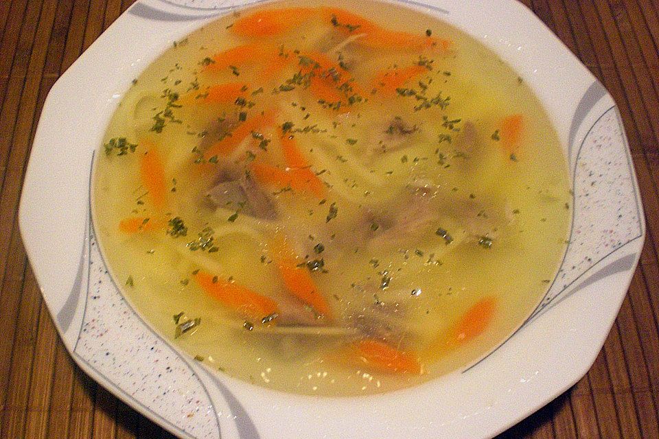 Hühnersuppe mit Karotten, Kartoffeln und Nudeln