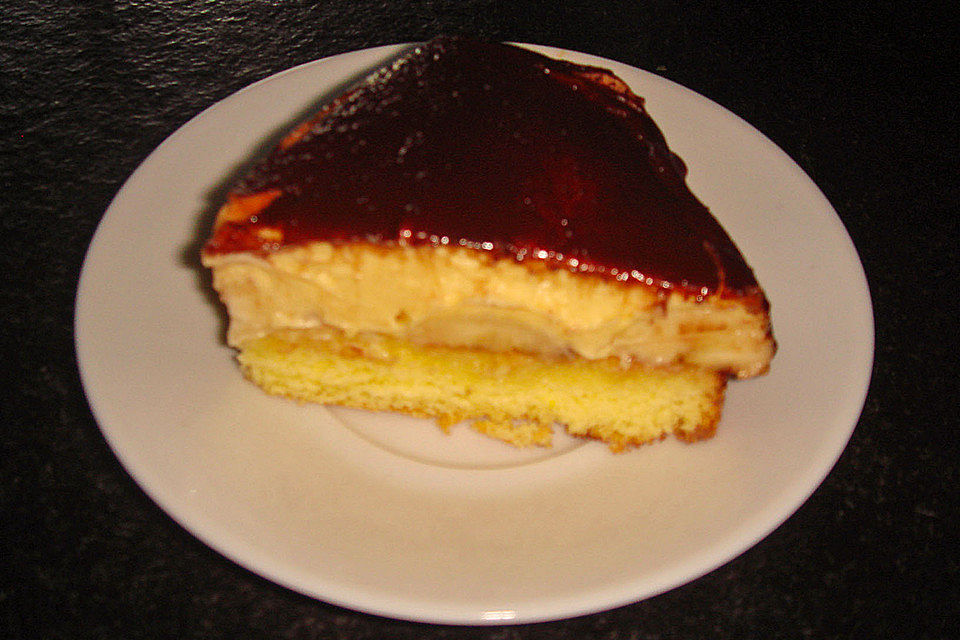 Fruchtiger Bananenkuchen mit Buttercreme und Marmelade