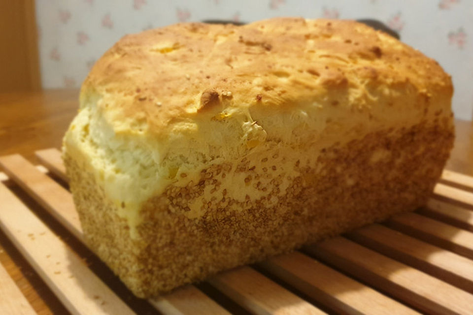 Kartoffelbrot mit Sauerrahm und Schnittlauch Kartoffelbrot mit Sauerrahm und Schnittlauch