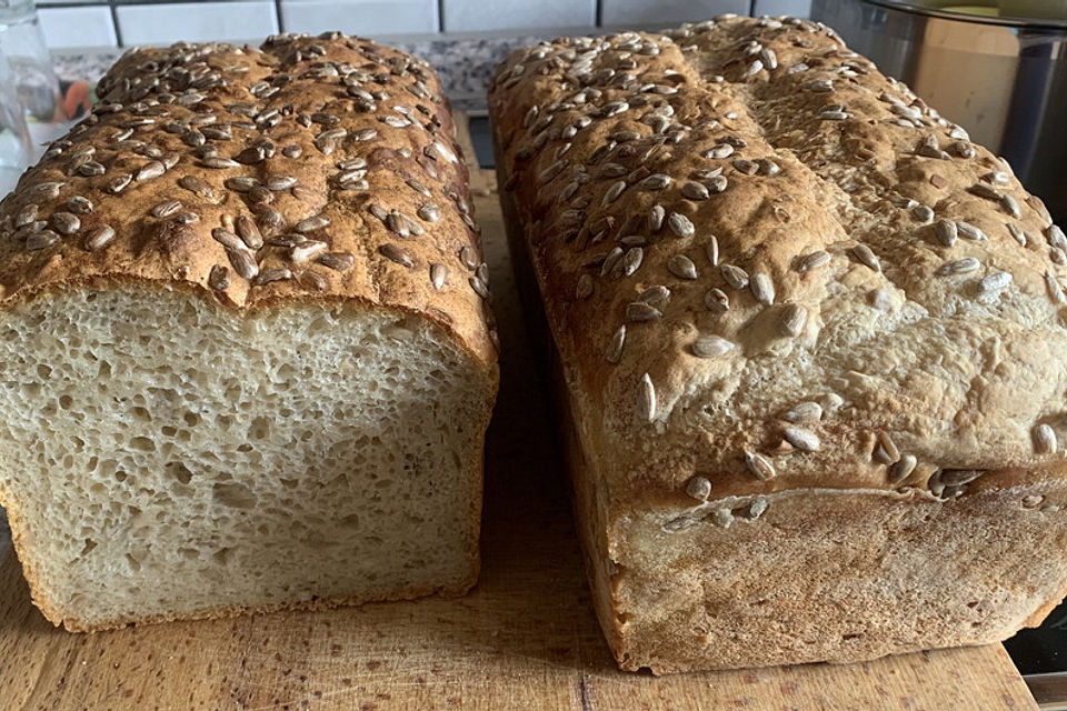 Kartoffelbrot mit Sauerrahm und Schnittlauch Kartoffelbrot mit Sauerrahm und Schnittlauch