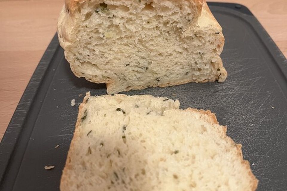 Kartoffelbrot mit Sauerrahm und Schnittlauch Kartoffelbrot mit Sauerrahm und Schnittlauch