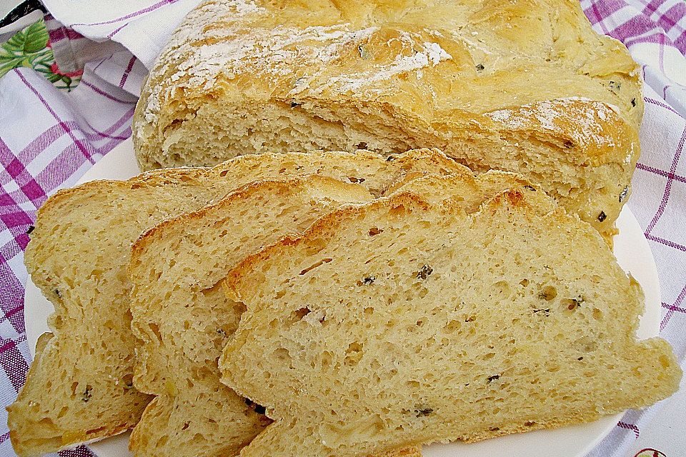 Kartoffelbrot mit Sauerrahm und Schnittlauch Kartoffelbrot mit Sauerrahm und Schnittlauch
