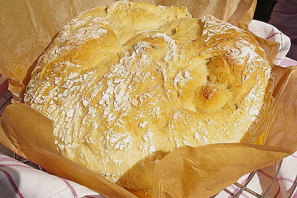 Kartoffelbrot mit Sauerrahm und Schnittlauch Kartoffelbrot mit Sauerrahm und Schnittlauch