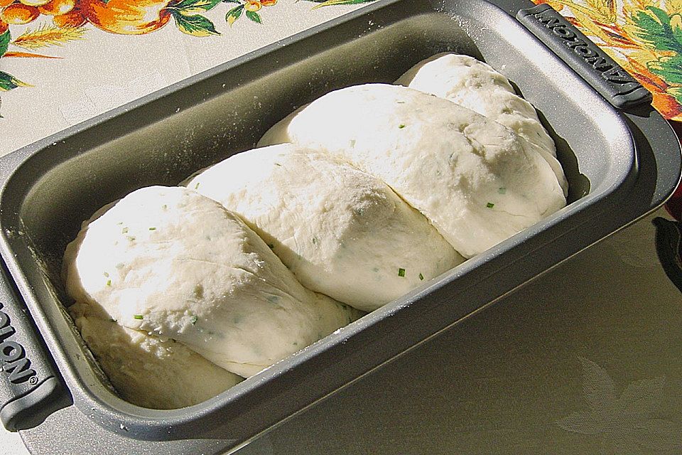 Kartoffelbrot mit Sauerrahm und Schnittlauch Kartoffelbrot mit Sauerrahm und Schnittlauch