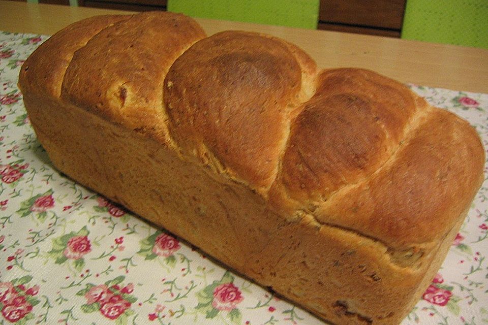 Kartoffelbrot mit Sauerrahm und Schnittlauch Kartoffelbrot mit Sauerrahm und Schnittlauch