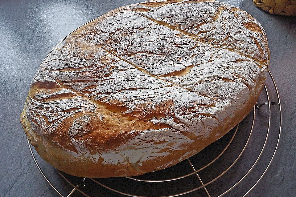 Kartoffelbrot mit Sauerrahm und Schnittlauch Kartoffelbrot mit Sauerrahm und Schnittlauch