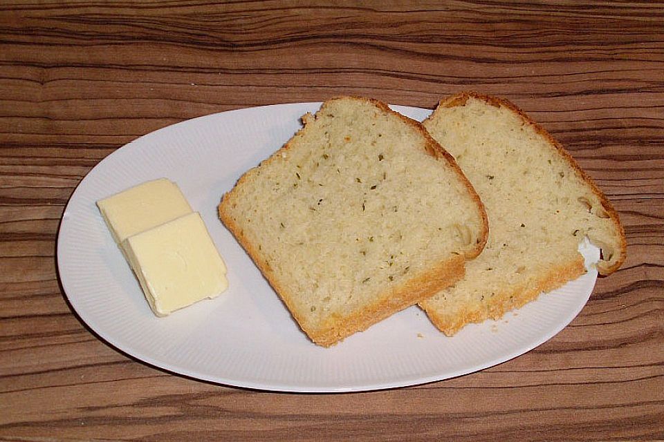Kartoffelbrot mit Sauerrahm und Schnittlauch Kartoffelbrot mit Sauerrahm und Schnittlauch