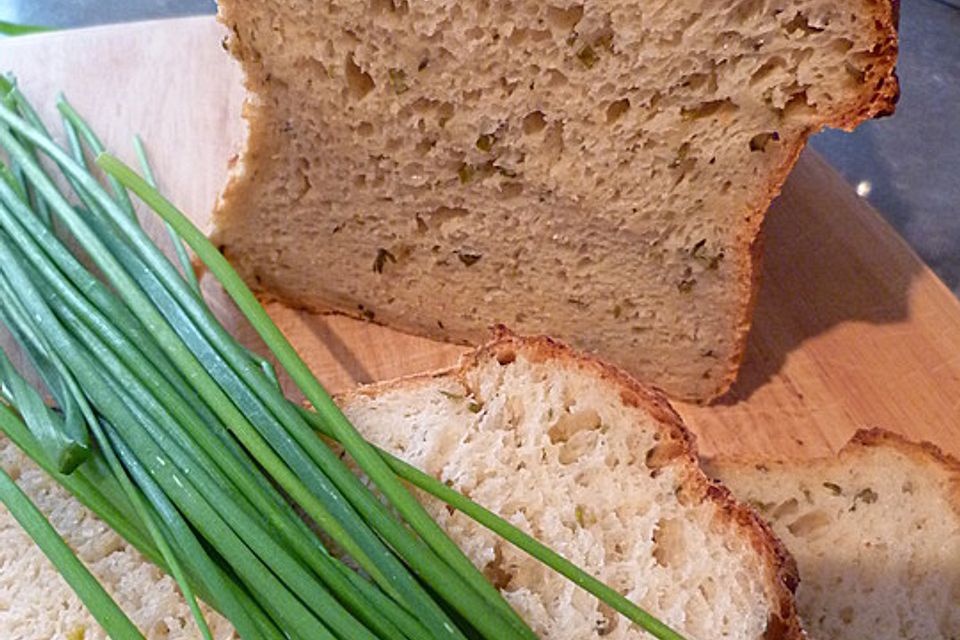 Kartoffelbrot mit Sauerrahm und Schnittlauch Kartoffelbrot mit Sauerrahm und Schnittlauch