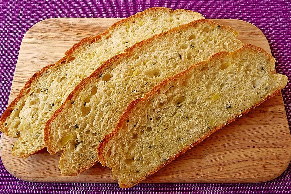 Kartoffelbrot mit Sauerrahm und Schnittlauch Kartoffelbrot mit Sauerrahm und Schnittlauch