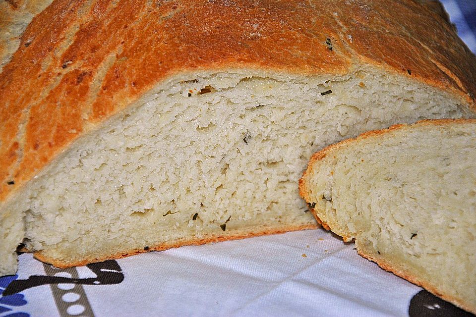 Kartoffelbrot mit Sauerrahm und Schnittlauch Kartoffelbrot mit Sauerrahm und Schnittlauch