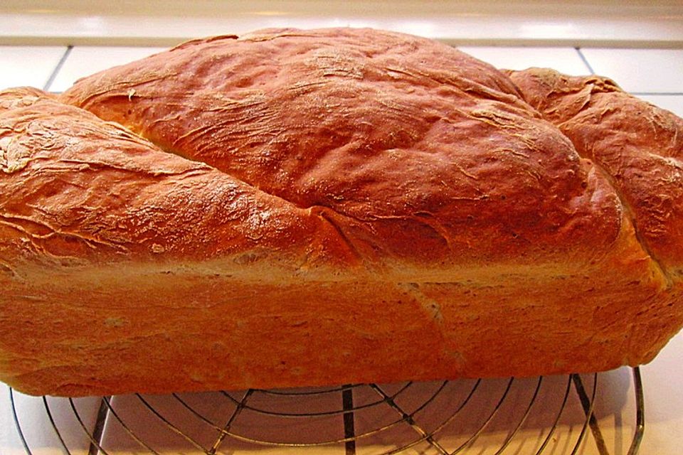 Kartoffelbrot mit Sauerrahm und Schnittlauch Kartoffelbrot mit Sauerrahm und Schnittlauch