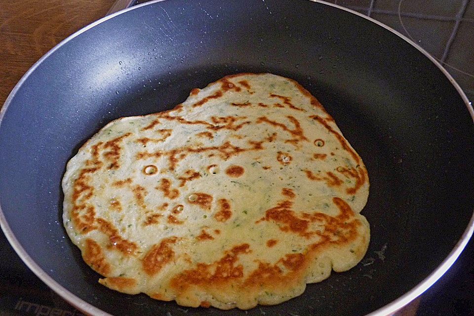 Eierkuchen - mit Camembert überbacken