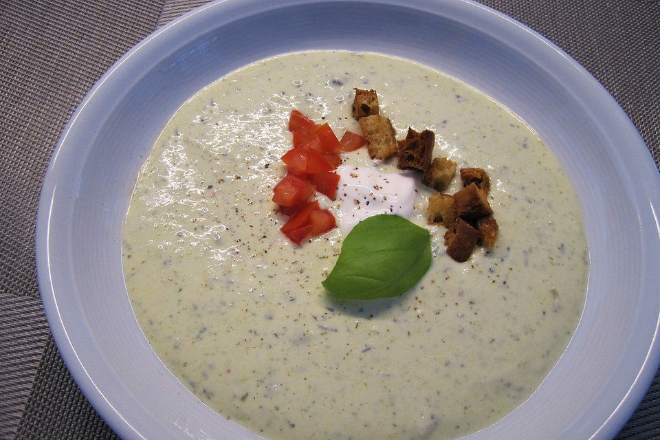 Ibus kalte Zucchini-Joghurt-Suppe