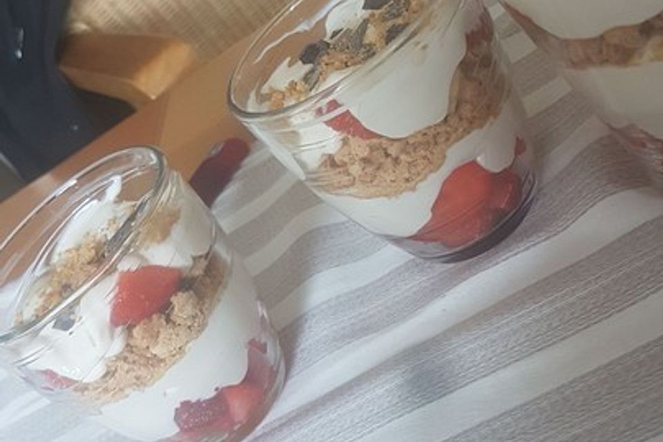 Joghurt - Mascarpone - Creme mit Erdbeeren