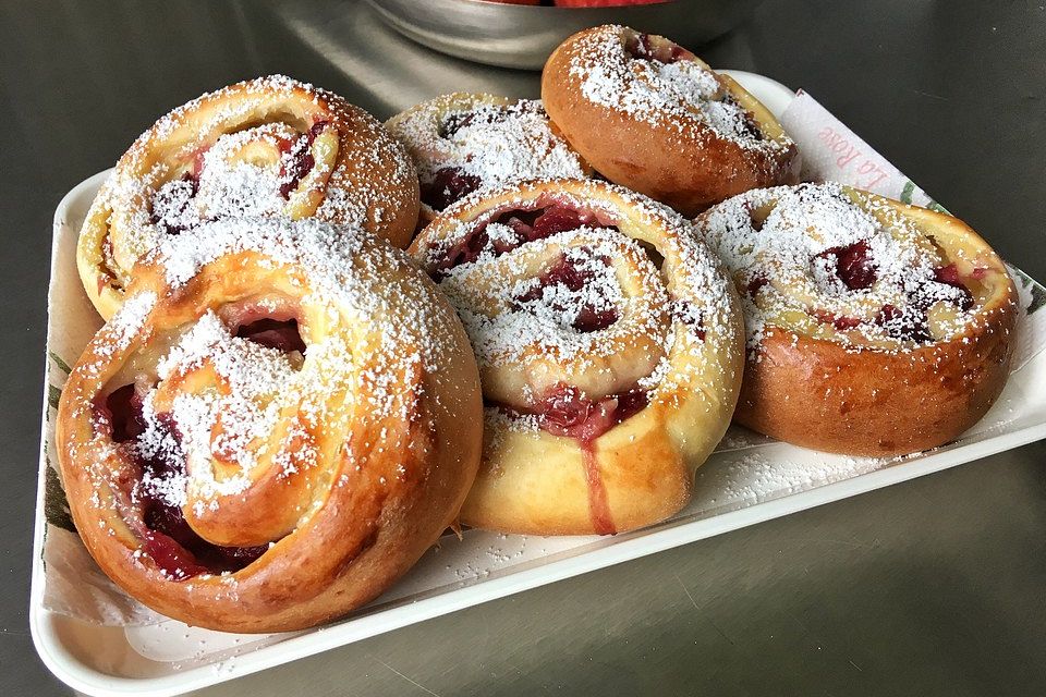 Saftige Puddingschnecken mit Kirschen