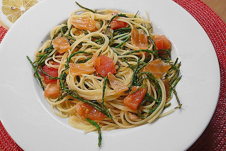 Capellini mit Algen und rohem Lachs