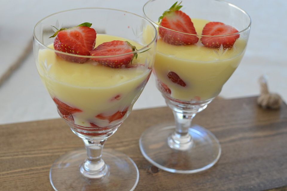 Vanillepudding auf Erdbeeren