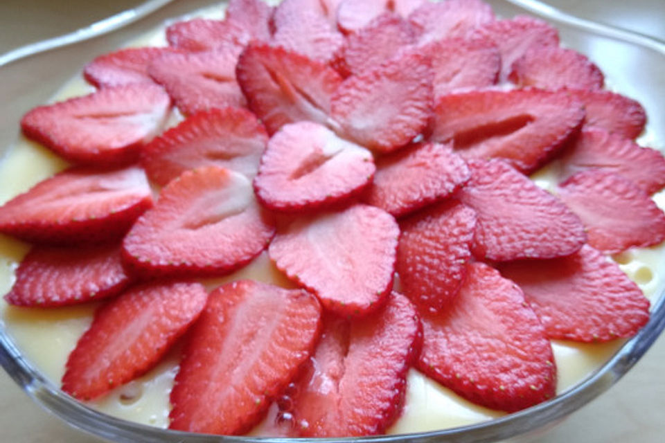 Vanillepudding auf Erdbeeren