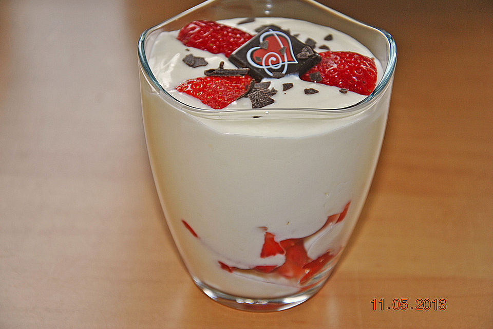 Vanillepudding auf Erdbeeren