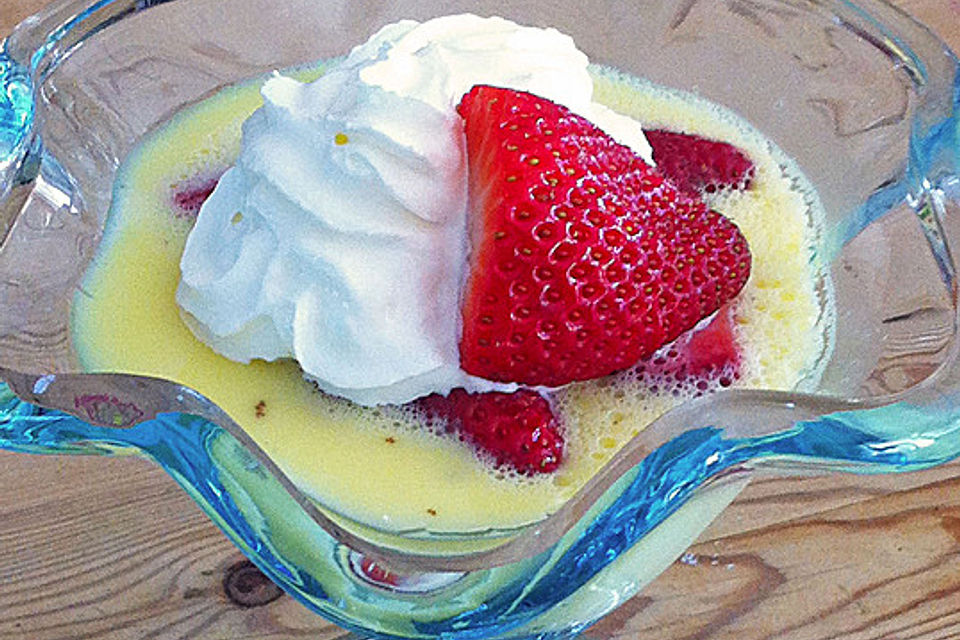 Vanillepudding auf Erdbeeren