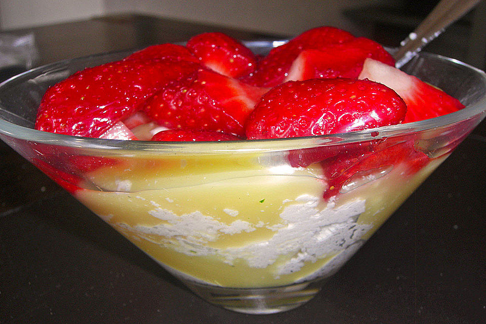 Vanillepudding auf Erdbeeren